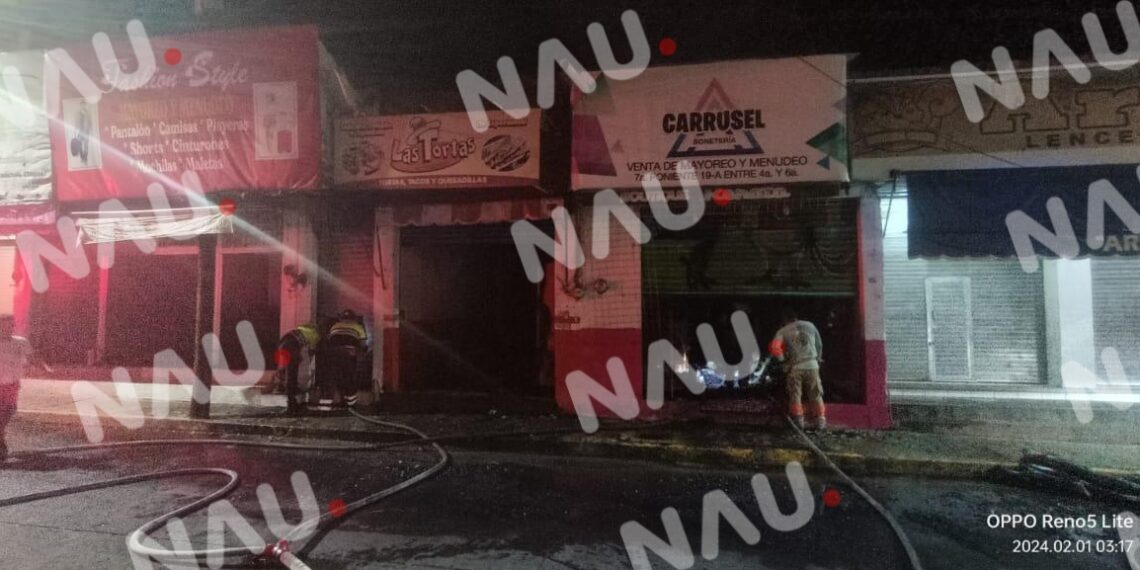 Fuerte incendio en el centro de Tapachula, rápida acción evita propagación a otros comercios