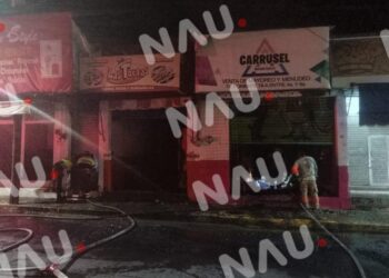 Fuerte incendio en el centro de Tapachula, rápida acción evita propagación a otros comercios