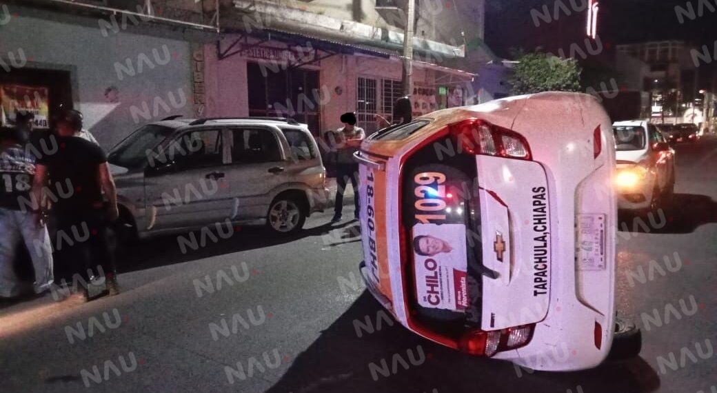 Volcadura de Taxi en la 16 Sur: Conductor Resulta con Lesiones Leves