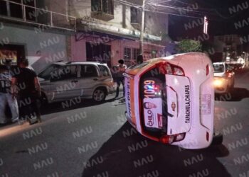 Volcadura de Taxi en la 16 Sur: Conductor Resulta con Lesiones Leves