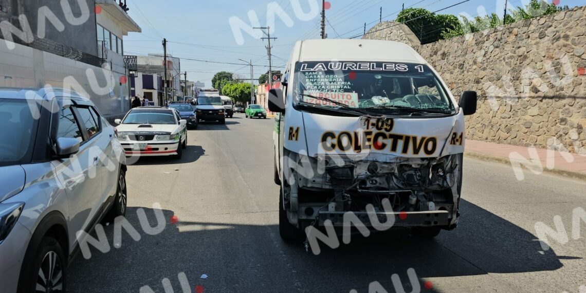 Atiende cruz roja a dos personas con lesiones leves en accidente