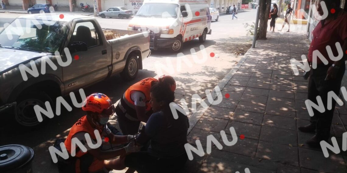 Choque de dos unidades deja solo daños y una persona con lesiones leves