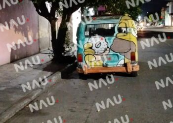 Combi abandonada se convierte en refugio para delincuentes en Tabachines de Los Laureles