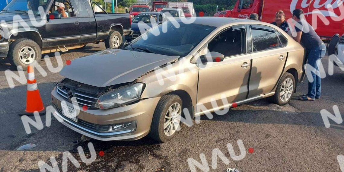 Daños materiales deja accidente en la colonia 5 de febrero