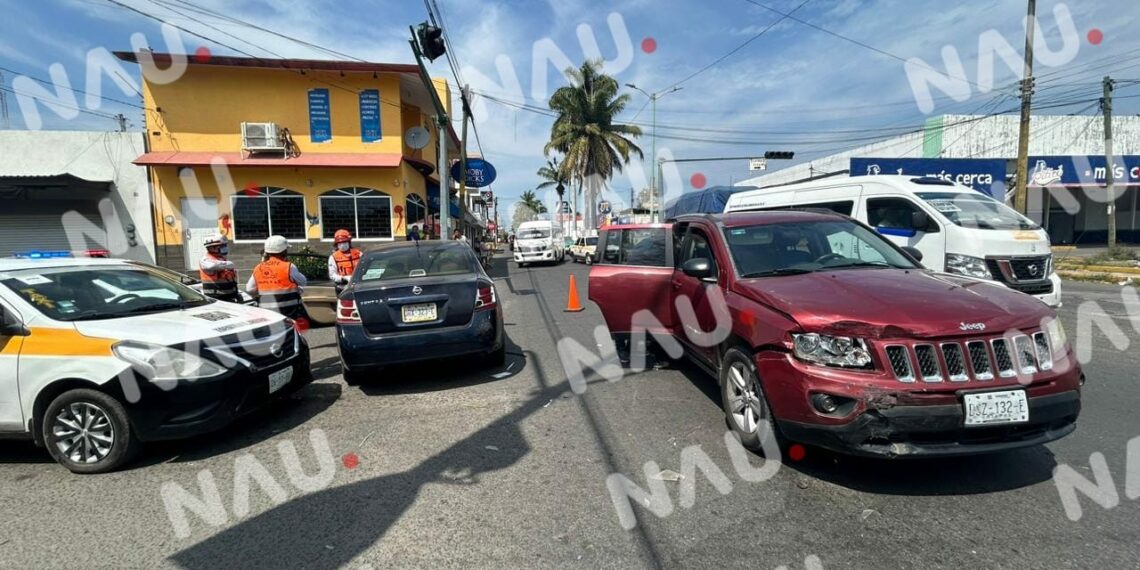 Dos personas afectadas por colisión en la intersección