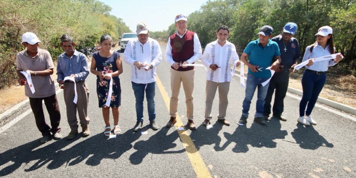 En Pijijiapan, Rutilio Escandón inaugura el camino San Isidro-Isla San José, en la localidad de Santa Virginia