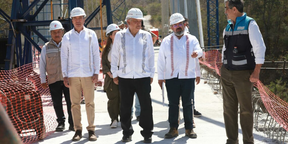 Rutilio Escandón acompaña a AMLO en sobrevuelo y supervisión de puentes La Concordia y Rizo de Oro