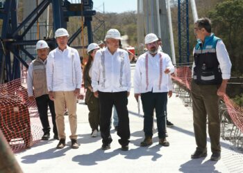 Rutilio Escandón acompaña a AMLO en sobrevuelo y supervisión de puentes La Concordia y Rizo de Oro