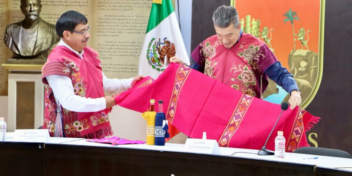Pueblo de Zinacantán reconoce labor de Rutilio Escandón a favor de las comunidades indígenas