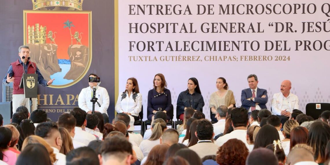 Rutilio Escandón entrega equipo médico para fortalecer acciones contra enfermedades visuales y respiratorias