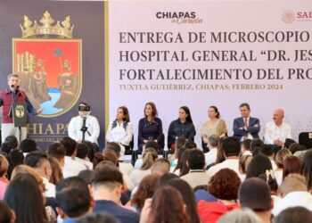 Rutilio Escandón entrega equipo médico para fortalecer acciones contra enfermedades visuales y respiratorias