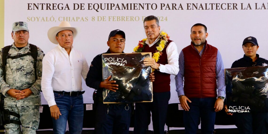 Entrega Rutilio Escandón vehículos y equipamiento a policías municipales de la Región De Los Bosques