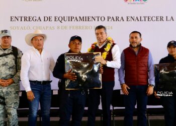 Entrega Rutilio Escandón vehículos y equipamiento a policías municipales de la Región De Los Bosques