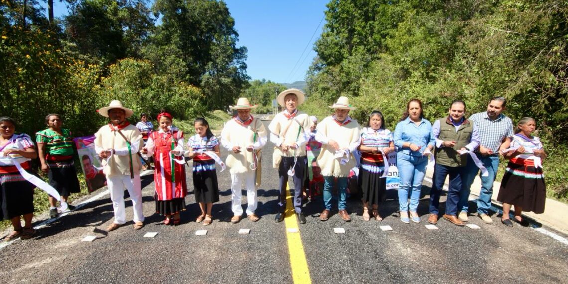 En Chanal, Rutilio Escandón inaugura construcción del camino Chanal-La Mendoza-Sakchibalte
