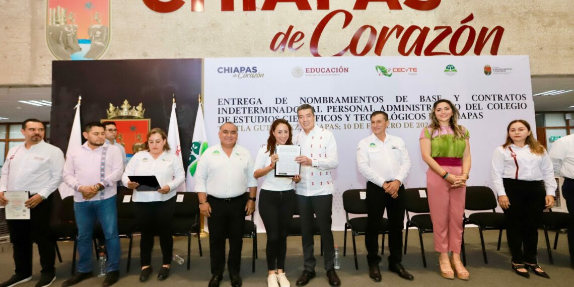 Rutilio Escandón entrega nombramientos de base y contratos indeterminados a personal del Cecyte Chiapas