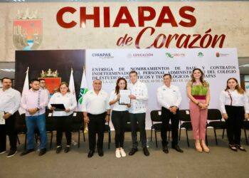 Rutilio Escandón entrega nombramientos de base y contratos indeterminados a personal del Cecyte Chiapas