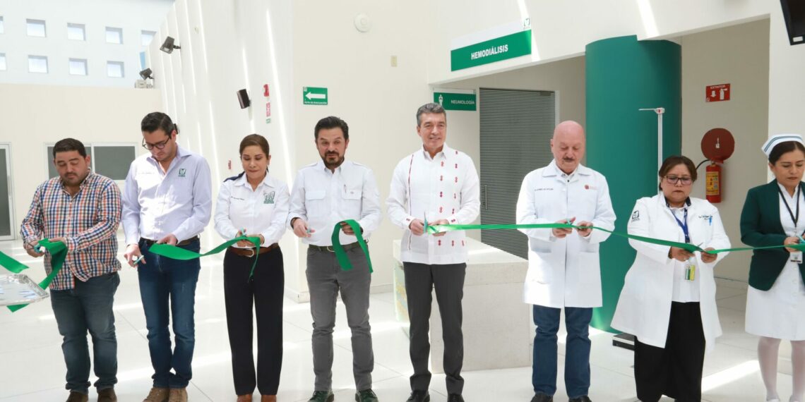 Rutilio Escandón y Zoé Robledo visitan la Unidad de Médica de Atención Ambulatoria de TGZ