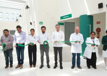 Rutilio Escandón y Zoé Robledo visitan la Unidad de Médica de Atención Ambulatoria de TGZ