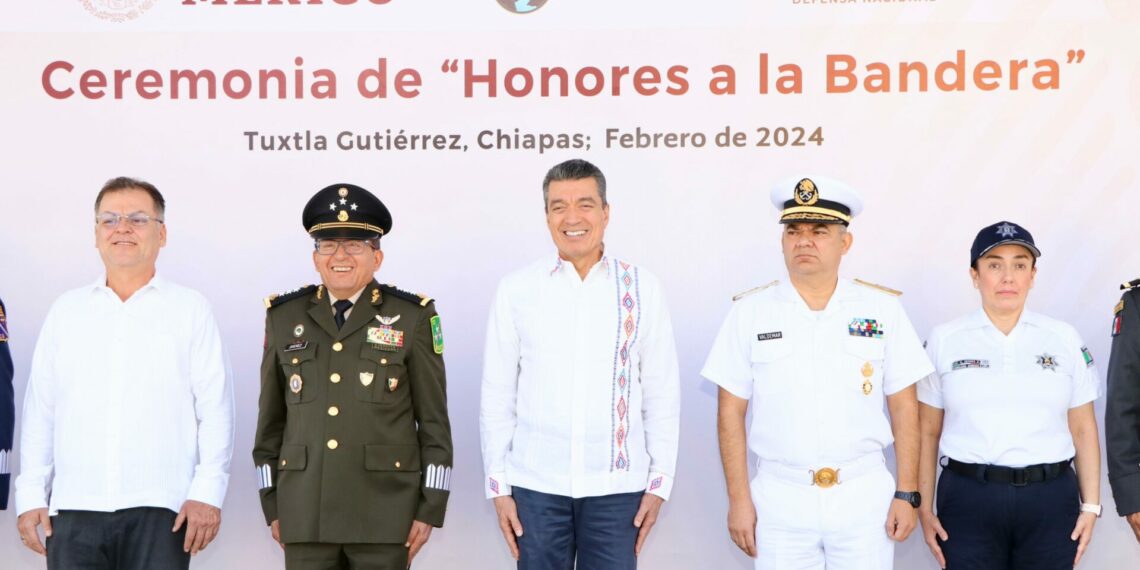 Rutilio Escandón encabeza Honores a la Bandera, en el Parque Central de Tuxtla Gutiérrez
