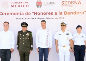 Rutilio Escandón encabeza Honores a la Bandera, en el Parque Central de Tuxtla Gutiérrez