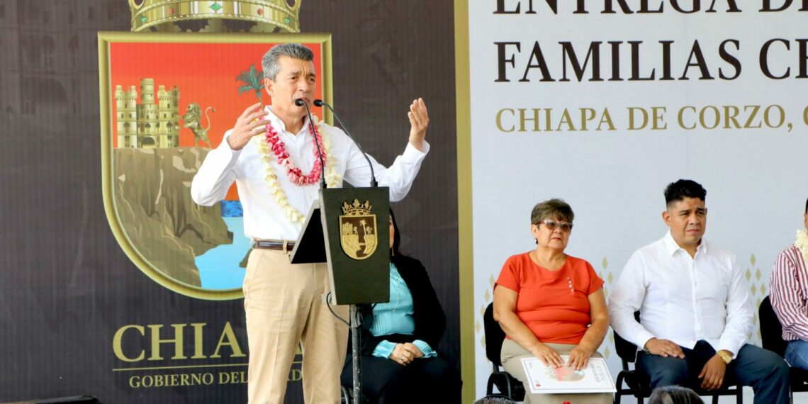 Entrega Rutilio Escandón escrituras públicas a 113 familias de Tuxtla, Chiapa de Corzo y San Cristóbal