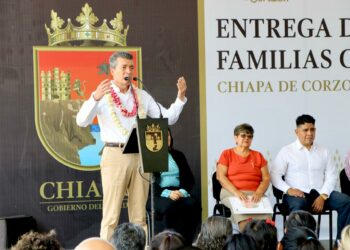 Entrega Rutilio Escandón escrituras públicas a 113 familias de Tuxtla, Chiapa de Corzo y San Cristóbal