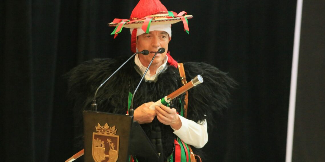 Rutilio Escandón recibe bastón de mando del Barrio San Pedro, del municipio de Chamula