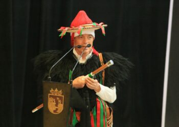 Rutilio Escandón recibe bastón de mando del Barrio San Pedro, del municipio de Chamula