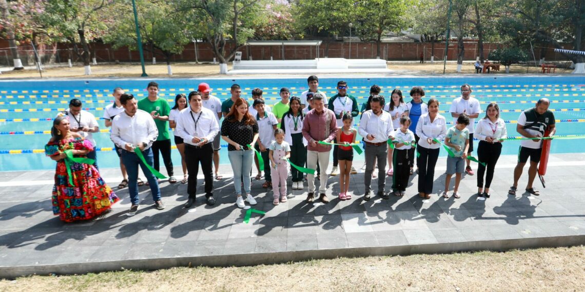 Rutilio Escandón y Zoé Robledo reinauguran alberca de la Unidad Deportiva “Panchón Contreras” del IMSS