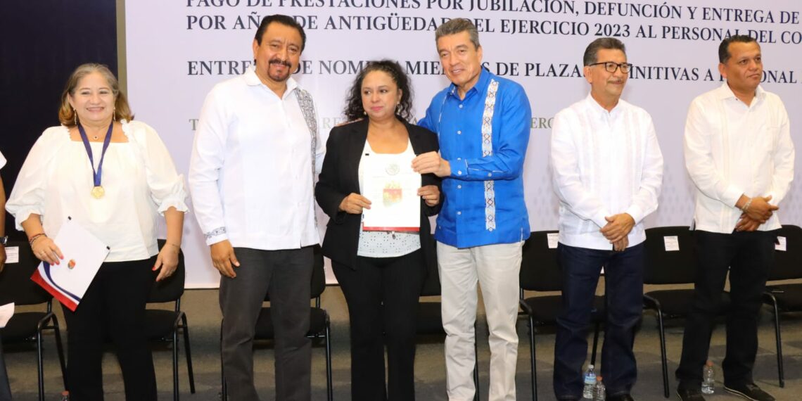 Rutilio Escandón entrega pago de prestaciones y medallas por antigüedad a personal del Cobach