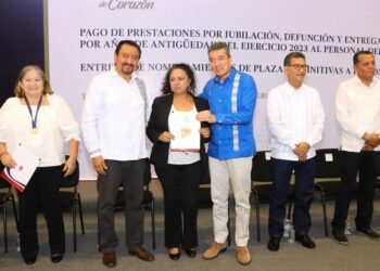 Rutilio Escandón entrega pago de prestaciones y medallas por antigüedad a personal del Cobach