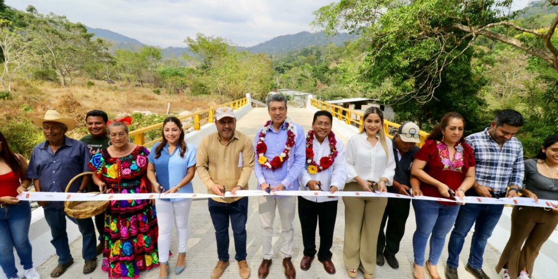 En Villa Comaltitlán, Rutilio Escandón inaugura puente vial sobre camino Vicente Guerrero-Fracción Unidad Uno