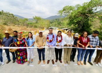 En Villa Comaltitlán, Rutilio Escandón inaugura puente vial sobre camino Vicente Guerrero-Fracción Unidad Uno