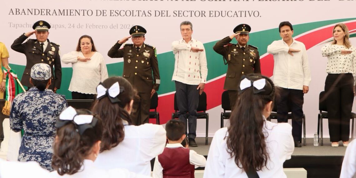 Asiste Rutilio Escandón a la conmemoración del Día de la Bandera, en la 36ª Zona Militar de Tapachula