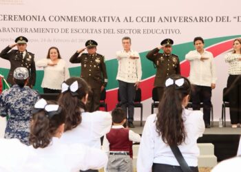 Asiste Rutilio Escandón a la conmemoración del Día de la Bandera, en la 36ª Zona Militar de Tapachula