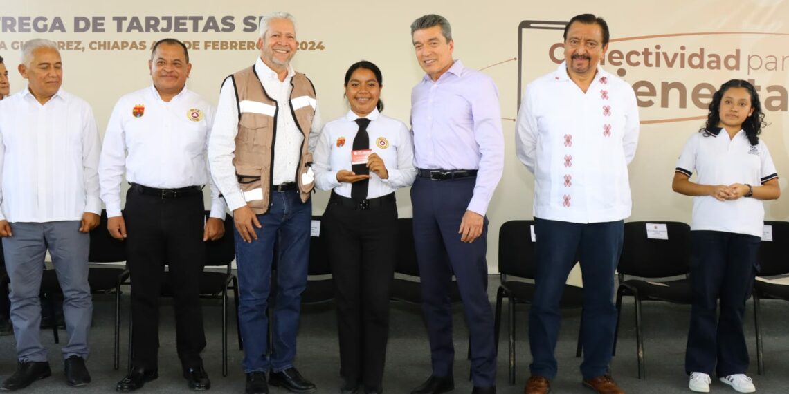 Entrega Rutilio Escandón tarjetas SIM del programa Conectividad para el Bienestar a estudiantes de Chiapas
