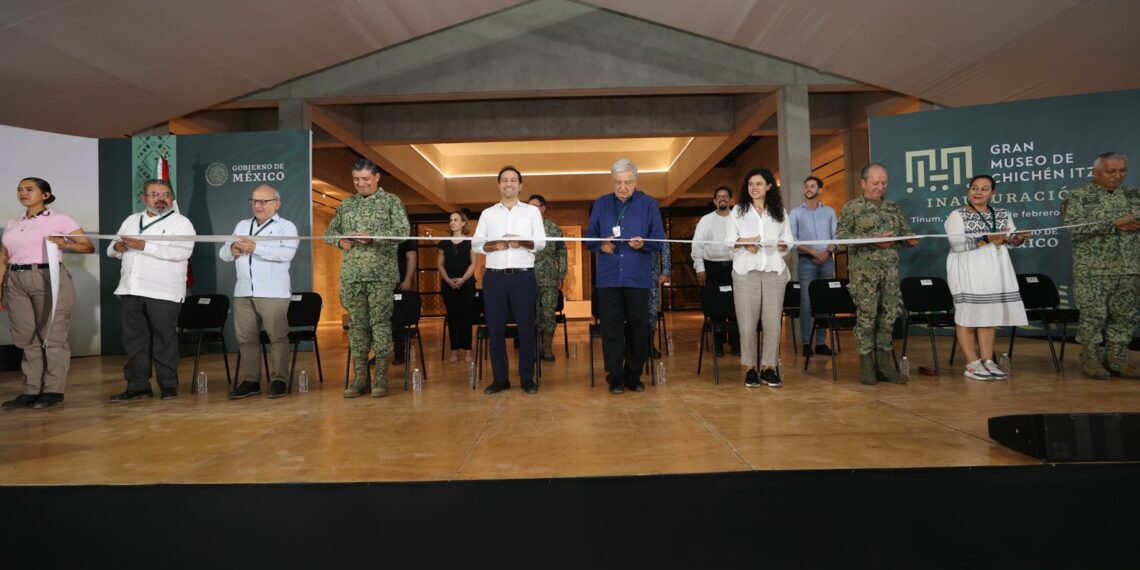 Acompaña Rutilio Escandón al presidente AMLO a inauguración del Gran Museo de Chichen-Itzá