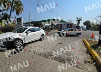 Irresponsable Conductor de Taxi Provoca Accidente en la Central Calle Oriente