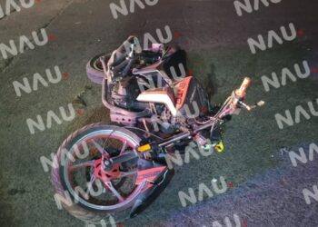 Motociclista atendido por protección civil tras chocar contra un taxi