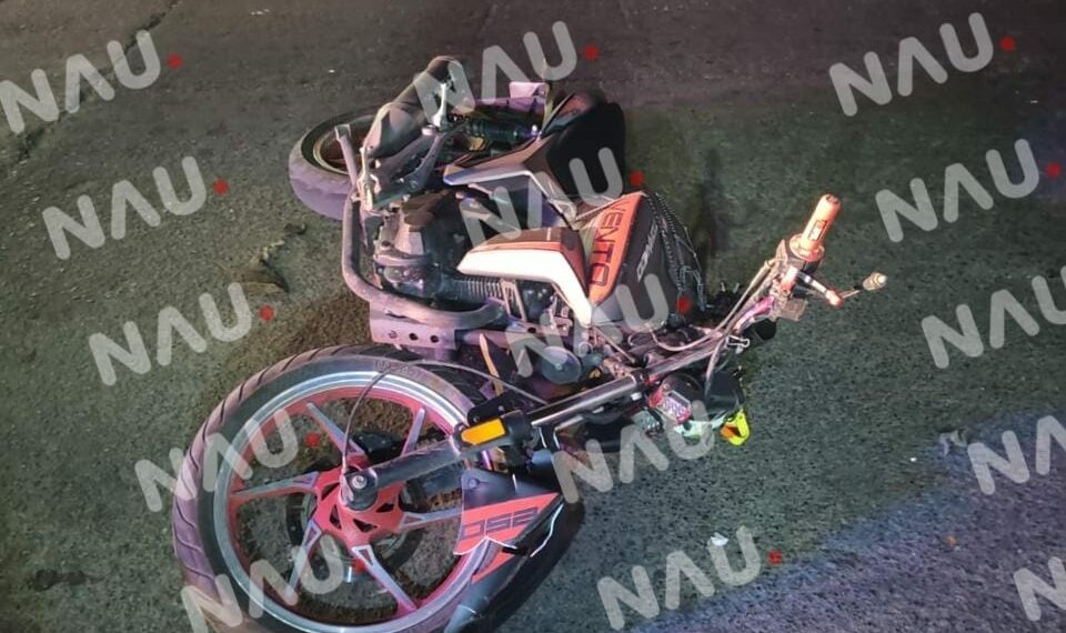 Motociclista atendido por protección civil tras chocar contra un taxi