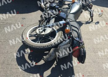 Motociclista colombiano colisiona contra vehículo en la 18 calle Oriente