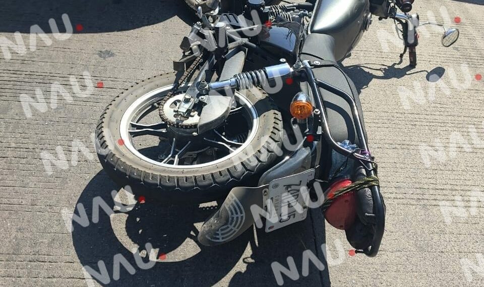Motociclista colombiano colisiona contra vehículo en la 18 calle Oriente