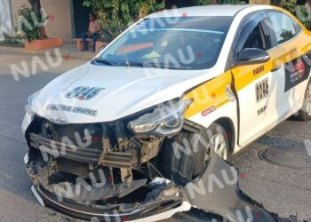 Niño resulta herido en choque entre combi y taxi