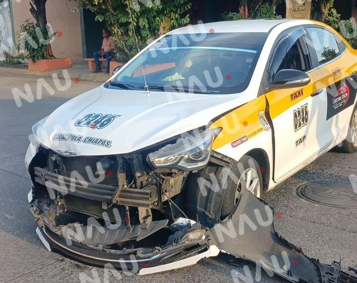 Niño resulta herido en choque entre combi y taxi