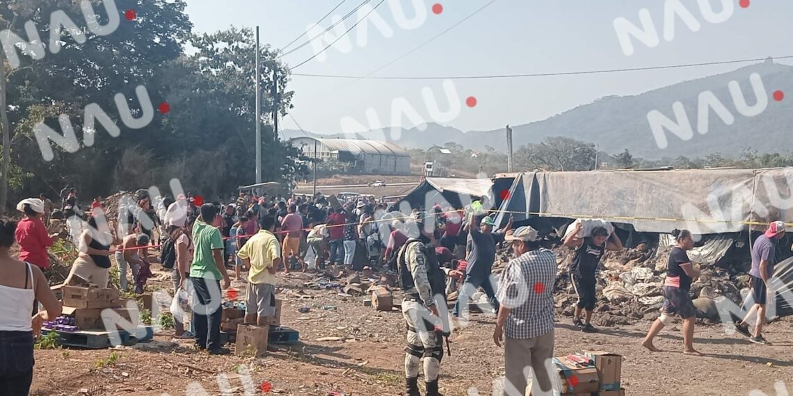 Vuelca tráiler y se roban la mercancía que transportaba