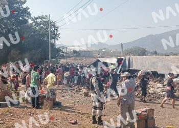 Vuelca tráiler y se roban la mercancía que transportaba