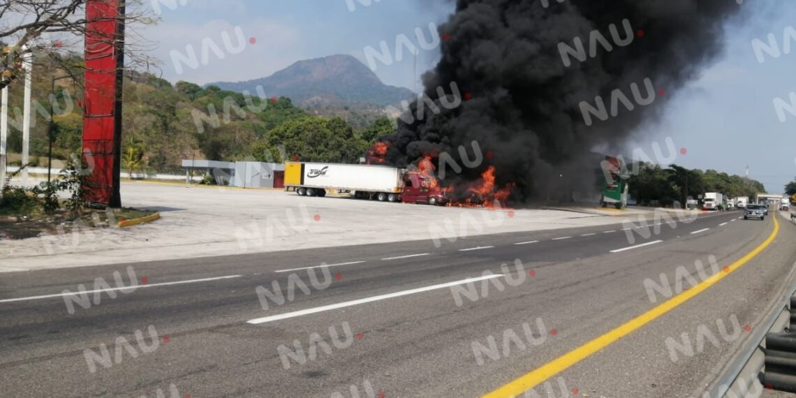 Se incendian dos tractocamiones en Acacoyagua