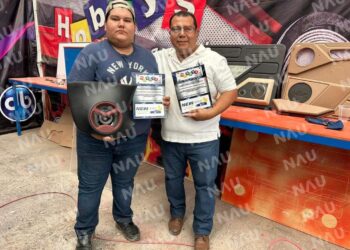 Padre e hijo tapachultecos se capacitan en curso de actualización de car audio en Guadalajara