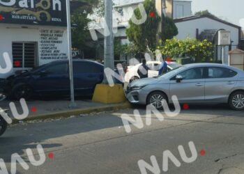 Choque deja solo daños en el par vial