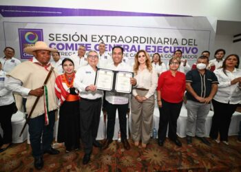 Eduardo Ramírez recibe constancia del partido Podemos Mover a Chiapas